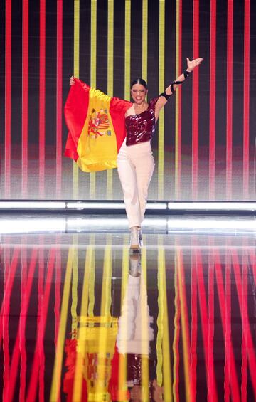 Blanca Paloma, representante de España, en el desfile de las banderas.