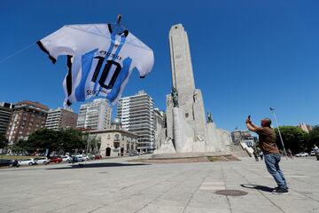 La fiebre por la Albiceleste y por su crack y gran ¨ªdolo, Lionel Messi, se extiende por toda Argentina. Especialmente en Rosario, la ciudad natal del jugador del PSG, donde una camiseta suya de 18 metros de largo cuelga de una gr¨²a junto al Monumento a la Bandera.