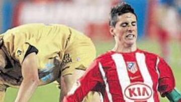 <b>DESESPERADO. </b>Torres lo intentó una y otra vez en la primera parte, pero la defensa del Nàstic (en la imagen, Llera) le frenó bien.