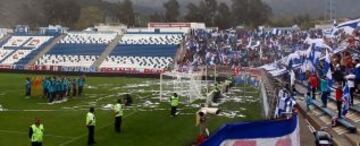La presencia de los hinchas de la UC con bombos, lienzos y bengalas.
