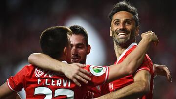 Jonas Oliveira celebrando un gol con Franco Cervi y Andrija Zivkovic.