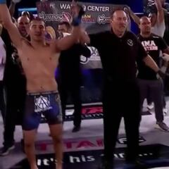 Un luchador golpea a la azafata tras perder su combate