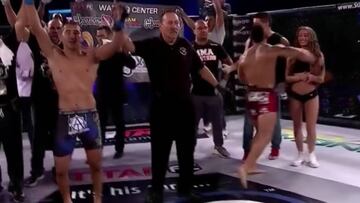 El luchador de MMA Andrew Whitney golpea a una azafata