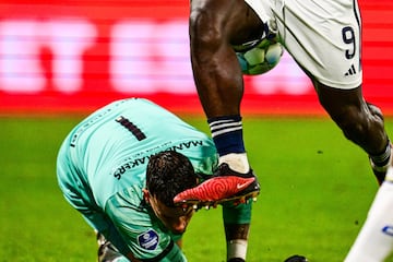 En el minuto 88 de partido se produce la jugada en la que Etienne Vaessen, portero del RKC Waalwijk, recibe en la cabeza el impacto del pie de Brian Brobbey, delantero del Ajax de Amsterdam. El guardameta fue reanimado por las asistencias médicas sobre el terreno de juego.