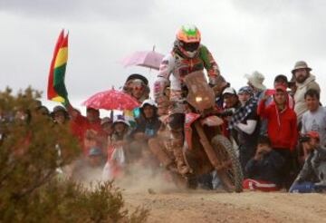 La motociclista españolal Laia Sainz a su llegada a la meta en Uyuni (Bolivia) hoy, domingo 11 de enero de 2015, al final de la etapa maratón entre Iquique (Chile) y Uyuni. El Dakar 2015 tiene lugar entre el 3 y el 17 de enero y se disputará en Argentina, Chile y Bolivia. 