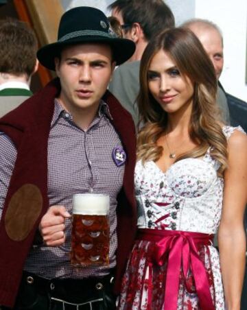 Mario Goetze of German Bundesliga first division club FC Bayern Munich and his girlfriend Ann-Kathrin Broemmel pose as they arrive at the Oktoberfest in Munich, Germany September 30, 2015. REUTERS/Michael Dalder