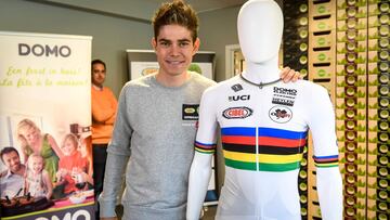 Wout Van Aert posa con el maillot de campe&oacute;n del mundo de ciclocr&oacute;s tras su salida del Verandas-Willems.