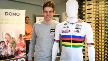 Wout Van Aert posa con el maillot de campeón del mundo de ciclocrós tras su salida del Verandas-Willems.