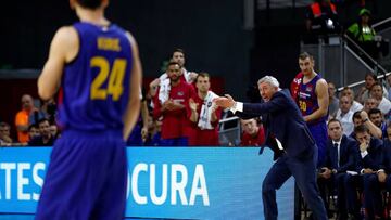 Pesic da instrucciones a sus jugadores durante un partido