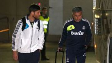 Xabi Alonso y Mourinho, ayer en el Bernabéu, a las 22:00 horas, camino del Mirasierra.