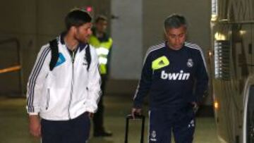 Xabi Alonso y Mourinho, ayer en el Bernab&eacute;u, a las 22:00 horas, camino del Mirasierra.