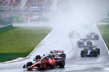 Carlos Sainz y Nico Hulkenberg entran en una de las curvas del circuito de Gilles Villeneuve con el asfalto mojado.