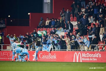 Los jugadores del Mlaga festejan el 0-1 con sus aficionados.