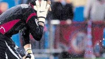 El Atlético sufrió un espectáculo lamentable en el partido ante el Sevilla, con lanzamientos de todo tipo de objetos sobre Palop