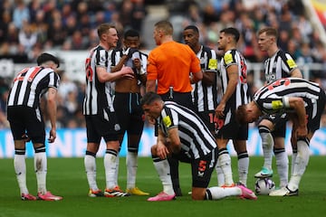 Soccer Football - Premier League - Newcastle United v West Ham United - St James' Park, Newcastle, Britain - March 30, 2024 Newcastle United's Fabian Schar reacts after sustaining an injury as Newcastle United's Sean Longstaff, Alexander Isak, Bruno Guimaraes and Joe Willock remonstrate to referee Robert Jones after West Ham United's Mohammed Kudus scores their second goal Action Images via Reuters/Lee Smith NO USE WITH UNAUTHORIZED AUDIO, VIDEO, DATA, FIXTURE LISTS, CLUB/LEAGUE LOGOS OR 'LIVE' SERVICES. ONLINE IN-MATCH USE LIMITED TO 45 IMAGES, NO VIDEO EMULATION. NO USE IN BETTING, GAMES OR SINGLE CLUB/LEAGUE/PLAYER PUBLICATIONS.