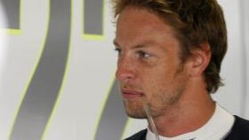 <b>Sancionado</b>. El piloto de BrawnGP y líder del Mundial de Fórmula 1, Jenson Button, ha sido sancionado con 2.600 euros de multa por exceso de velocidad en el "pit lane"