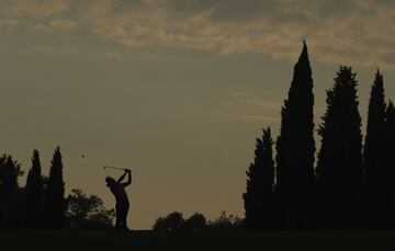 Tommy Fleetwood de Inglaterra juega su segundo tiro en el hoyo 18 durante el primer día del Abierto de Italia en el Gardagolf Country Club. 