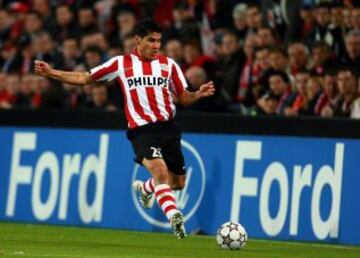 Carlos Salcido defendió la camiseta del PSV en tres ediciones de la Champions (2006-2007, 2007-2008 y 2008-2009).