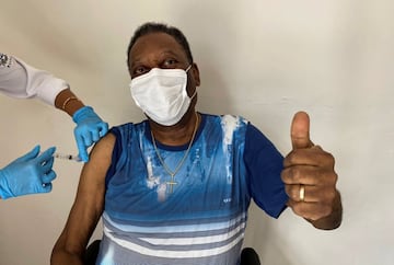 Pelé posa mientras recibe la vacuna contra el coronavirus en Sao Paulo (Brasil). El mítico jugador de fútbol, de 80 años de edad, quiso celebrar el día “inolvidable” en el que recibió la primera dosis publicando la noticia en sus redes sociales. Las leyendas del fútbol también se vacunan.