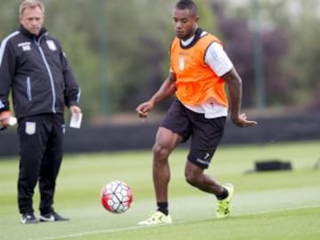 Carlos Sánchez entrena de cara al inicio de la Premier