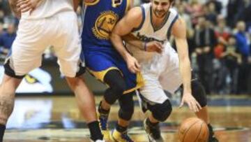 Ricky Rubio trata de marcharse de Stephen Curry.