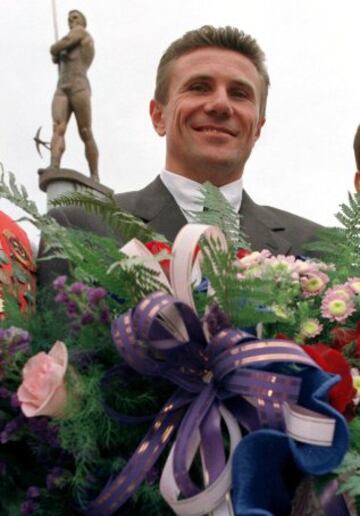 El ucraniano Serguéi Bubka tiene una estatua en su ciudad ciudad natal Donetsk. Recibió numerosos galardones, entre ellos el Premio Príncipe de Asturias de los Deportes en 1991.