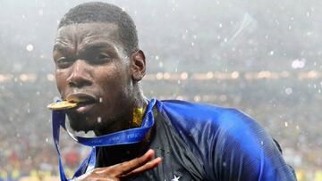 Paul Pogba mordiendo la medalla del Mundial 2018 tras proclamarse campe&oacute;n con Francia.