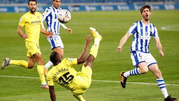 GRAF7418. SAN SEBASTI&Aacute;N, 29/11/2020.- El defensa del Villarreal Pervis Estupi&ntilde;&aacute;n (c) juega un bal&oacute;n ante Aritz Elustondo (d), de la Real Sociedad, durante el partido de Liga en Primera Divisi&oacute;n que disputan esta noche en