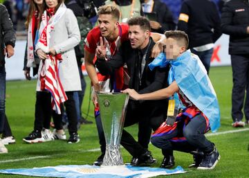 Diego Simeone con sus hijos.