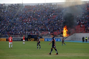 En el partido entre Universidad de Chile e Internacional de Brasil de la segunda fase de la Copa Libertadores se produjeron incidentes tanto dentro como fuera del estadio. En el minuto 83, cayeron varios proyectiles a la cancha lanzados por ultras de la 'U'. Pese al incendio en la tribuna el colegiado decidió continuar el partido. 