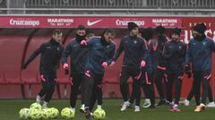 Jord&aacute;n, en primer plano, durante el entrenamiento de ayer.