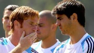 Álex Fernández y Morata charlan durante un entrenameitnos del Real madrid en Los Ángeles.
