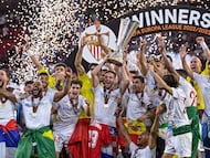 Budapest (Hungary), 01/06/2023.- The team of Sevilla celebrates with the trophy after winning the UEFA Europa League final soccer match Sevilla vs. AS Roma at Puskas Arena in Budapest, Hungary, 01 June 2023. Sevilla won the penalty shootout 4-1 after the match ended in a 1-1 tie. (Hungría) EFE/EPA/Tamas Kovacs HUNGARY OUT