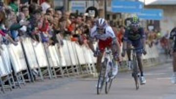 El ciclista Joaquín Rodríguez (i) (ESP/Katusha) se ha impuesto a Sergio Luis Henao (d) (COL/Sky) y a Nairo Quintana (2d).