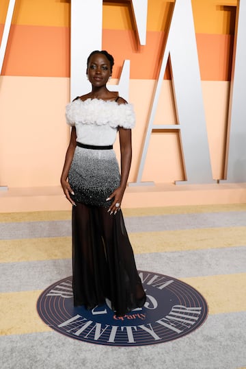 Lupita Nyong'o posa en la alfombra roja de la de la fiesta de los Oscar 2025 de Vanity Fair celebrada en Beverly Hills.