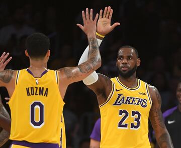 LeBron James y Kuzma.