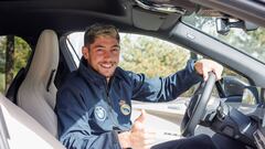 La plantilla del Real Madrid recibe sus nuevos coches