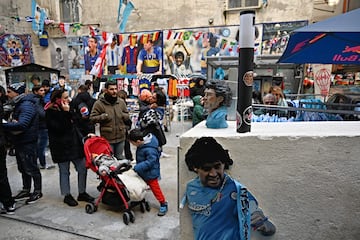 Turistas paseando por los murales de Diego Maradona en Quartieri Spagnoli, en el centro de Nápoles.