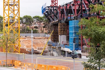 El regreso al nuevo Camp Nou, según el propio club catalán, está a la vuelta de la esquina. Las últimas instantáneas del avance de las obras muestras la construcción del anillo exterior del estadio.