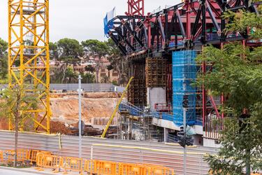 El regreso al nuevo Camp Nou, según el propio club catalán, está a la vuelta de la esquina. Las últimas instantáneas del avance de las obras muestras la construcción del anillo exterior del estadio.
