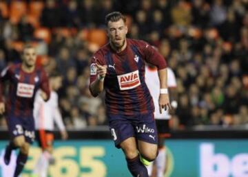 Sergi Enrich cierra el top 5 de cabeceadores de LaLiga. El futbolista del Eibar es conocido por su buen remate de cabeza. Esta temporada lleva tres goles con la testa de un total de ocho tantos marcados desde el inicio de la competición. Desde su llegada al Eibar ha marcado cinco goles con la cabeza. El jugador mallorquín está ofreciendo un gran rendimiento en el cuadro armero en el que se ha convertido en indiscutible para Mendilibar.