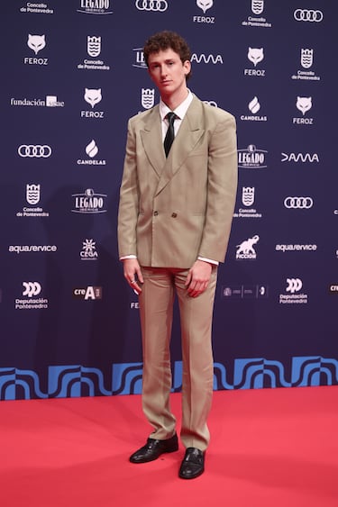 El actor Fer Fragaposa posa en la alfombra roja de los Premios Feroz 2026, en el Pazo da Cultura, en Pontevedra, Galicia .