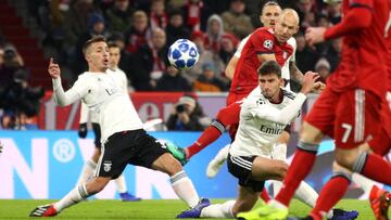 MUNICH, GERMANY - NOVEMBER 27:  Arjen Robben of Bayern Munich (C) scores his team&#039;s first goal during the UEFA Champions League Group E match between FC Bayern Muenchen and SL Benfica at Fussball Arena Muenchen on November 27, 2018 in Munich, Germany