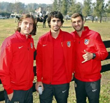 De izquierda a derecha: Filipe Luis, Tiago y Leo Baptistao.