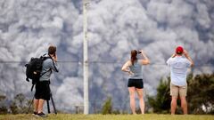 Gente viendo la erupci&oacute;n del volc&aacute;n Kilauea en Haw&aacute;i (Estados Unidos).