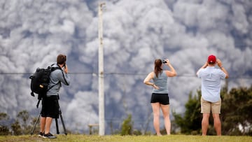 Gente viendo la erupcion del volcan Kilauea en Hawai (Estados Unidos).