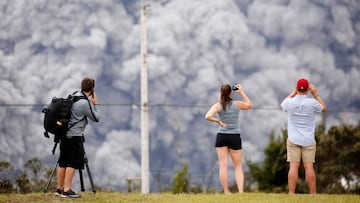 Gente viendo la erupci&oacute;n del volc&aacute;n Kilauea en Haw&aacute;i (Estados Unidos).