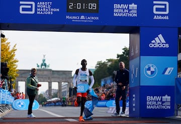 El récord de Kipchoge en imágenes