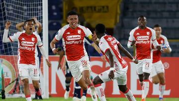 AME2504. BOGOTÁ (COLOMBIA), 18/04/2023.- Kevin Mantilla (2-i) de Independiente Santa Fe celebra su gol hoy, en un partido de la fase de grupos de la Copa Sudamericana entre Independiente Santa Fe y Gimnasia y Esgrima en el estadio Nemesio Camacho El Campín en Bogotá (Colombia). EFE/ Mauricio Dueñas Castañeda
