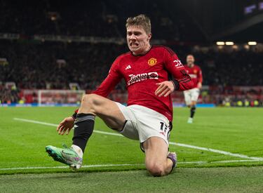 Y corona el once el delantero de los 74 millones de euros: Rasmus Hojlund. No se sabe si el porcentaje de experiencia que acumula, 889%, justifica su precio, pero, eso sí, la temporada pasada era uno de los mayores killers de Europa. De Bérgamo a Mánchester, del Calcio a la Premier. Un contraste alto, al que se adapta el internacional danés poco a poco. Otro que cobra importancia para Ten Hag con el paso del tiempo, y otro One to Watch. 